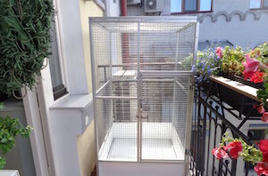 Клетка для птицы на балконе